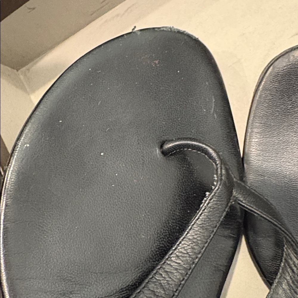 Gucci Marmont Black Leather Sandals with Gold Accents - Picture 5 of 6